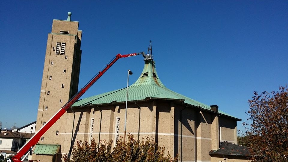 La scultura al centro del tetto della chiesa di S. Pietro, danneggiata dal vento, rischia di cadere e per evitare il pericolo che cada, si dovrà momentaneamente portarla a terra